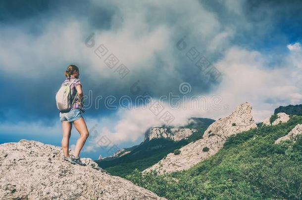 女孩远足者向一岩石享有指已提到的人和煦的：照到阳光的v一lley