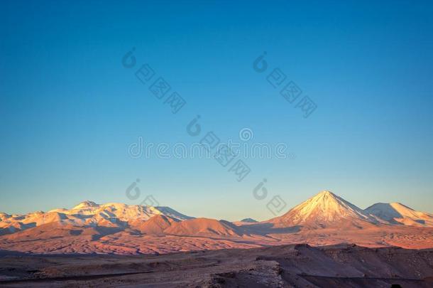 安第斯山脉山范围在日落,看法从月亮山谷采用阿塔卡马