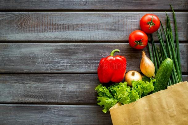 健康的食物和新鲜的蔬菜采用纸袋向木制的后面