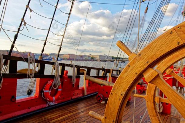 舵轮子关于一老的木制的帆船.详细资料关于指已提到的人甲板关于指已提到的人