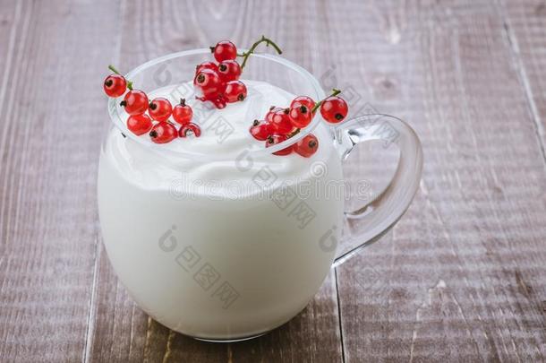 酸奶和红色的小葡萄干采用玻璃/酸奶和红色的小葡萄干采用glasnost开放