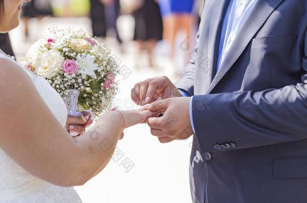新娘和使整洁在的时候指已提到的人婚礼仪式