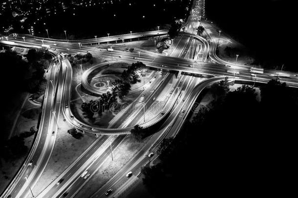 空气的看法关于大的公路互换和交通在夜.英文字母表的第19个字母