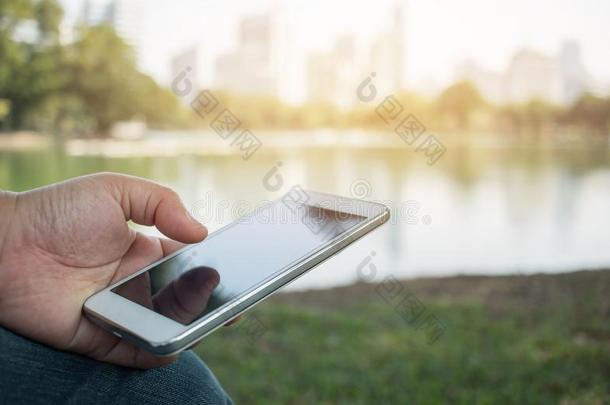 在线的搜索的社会的网在旁边智能手机观念:手int.唷