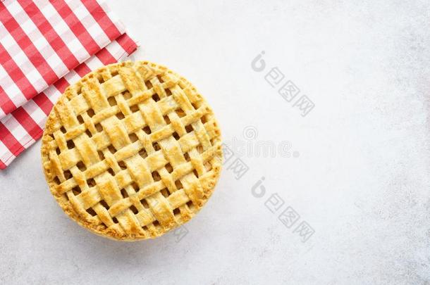 烘烤制作的苹果馅饼和红色的checke红色的桌布向灰色背景