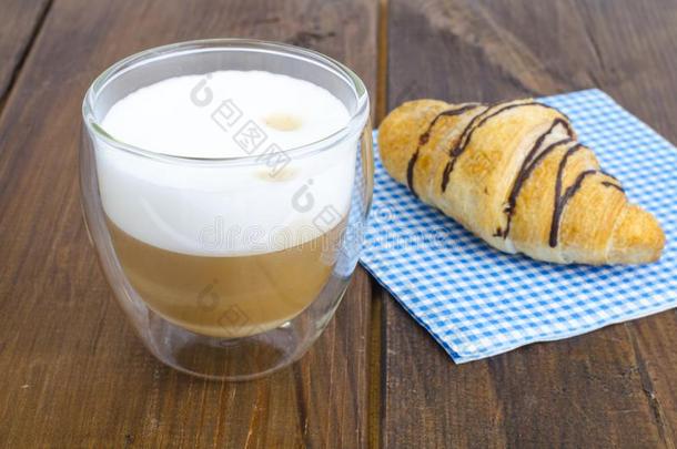 卡普契诺咖啡采用玻璃杯子和羊角面包为午餐.
