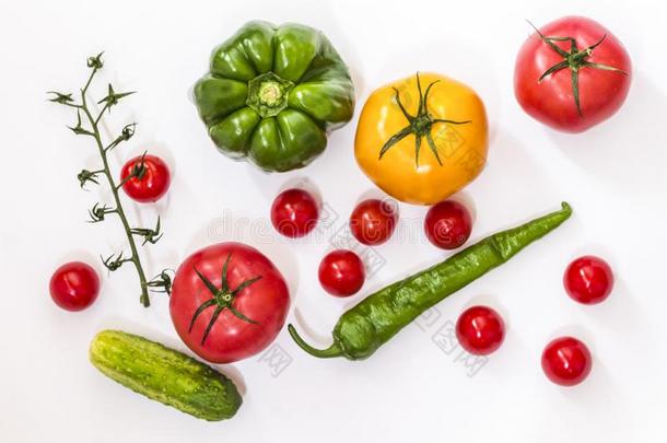 仍生活关于蔬菜:番茄,胡椒粉和黄瓜向一where哪里