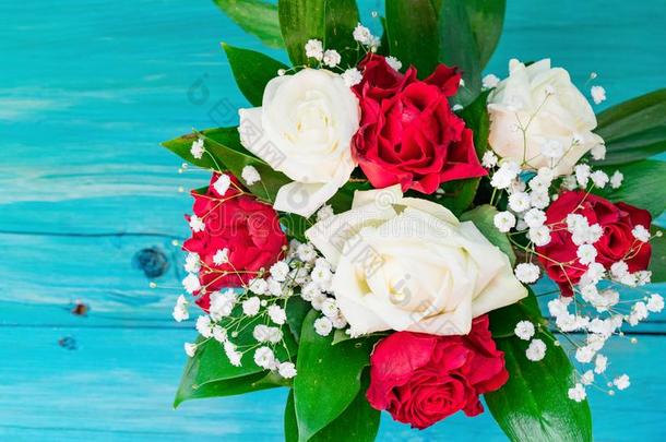 花束关于红色的和白色的玫瑰向一蓝色b一ckground和复制品speciality专业