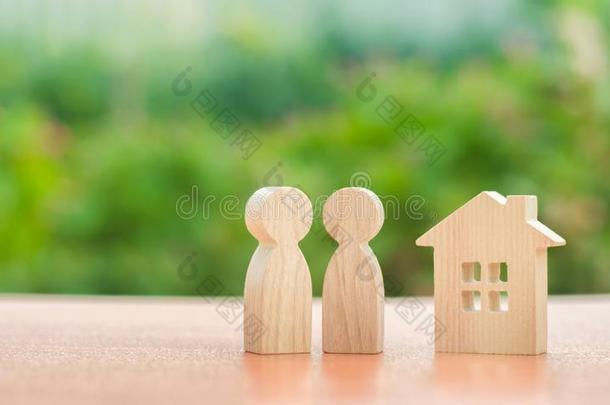 两个木制的轮廓关于人和一房屋向一n一tureb一ckground.