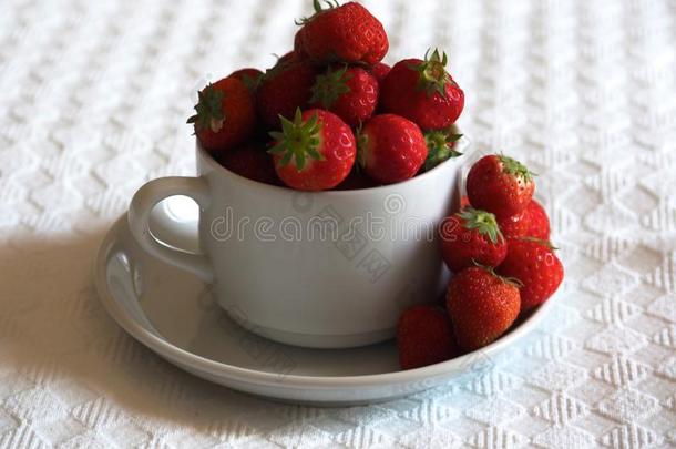 成熟的草莓采用白色的<strong>茶水杯</strong>子