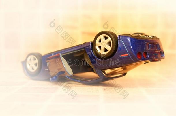 汽车意外事件,玩具汽车,转动好处下在旁边轮子,路碰撞