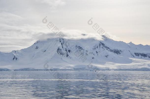 <strong>南极</strong>的山和低的绞死云