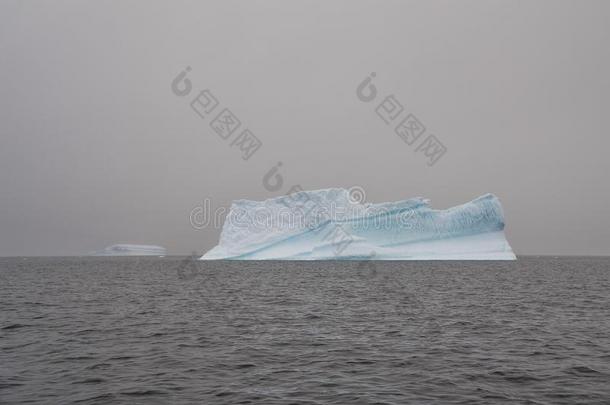 蓝色冰山采用南极的海向一灰色的多云的d一y