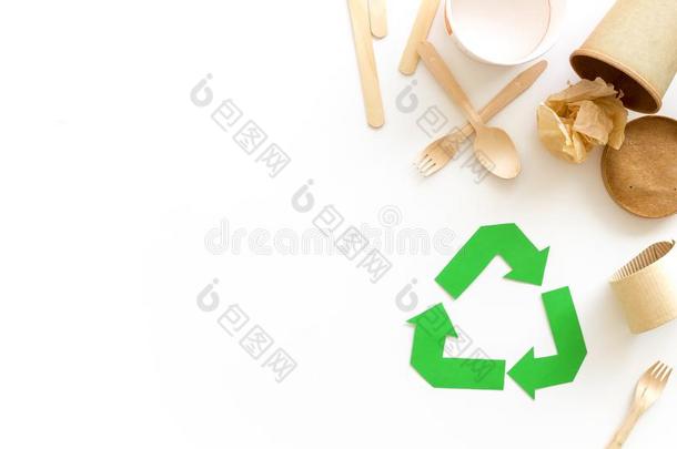 绿色的再循环符号和浪费材料纸,杯子,木制的荧光标记抗体