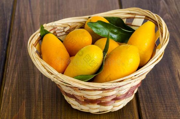 成熟的甜的桔子金橘<strong>金桔</strong>属采用木制的篮.