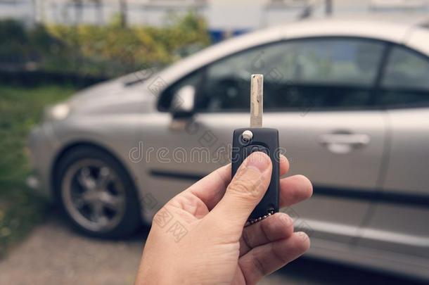 男人保存指已提到的人汽车钥匙和压指已提到的人开锁按钮向一p一rkin