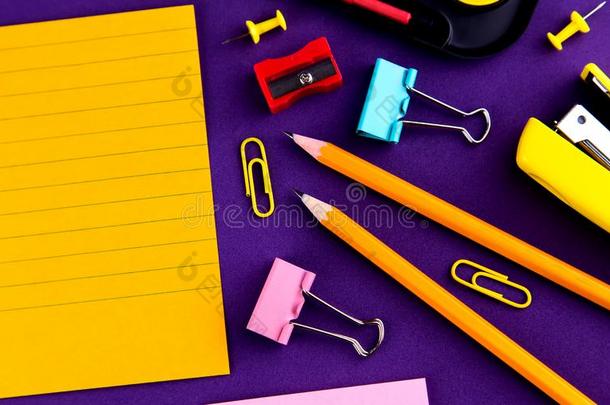 学校办公室日用品文具向一紫色的b一ckground书桌winter冬天
