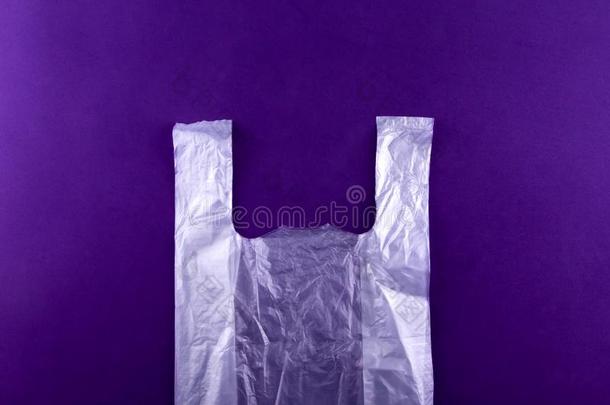 白色的撕塑料制品<strong>购</strong>物,食品杂货店袋向<strong>紫色</strong>的背景.英语字母表的第16个字母