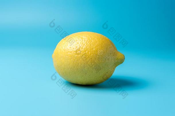 新鲜的柠檬向蓝色背景.最小的食物c向cept