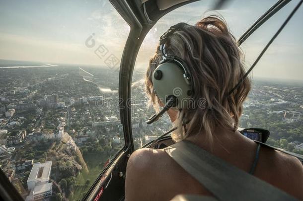 肖像关于美丽的白肤金发碧眼女人女人享有直升机飞行.英文字母表的第19个字母