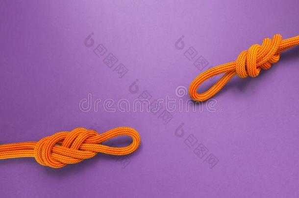 两个结从攀登的粗绳