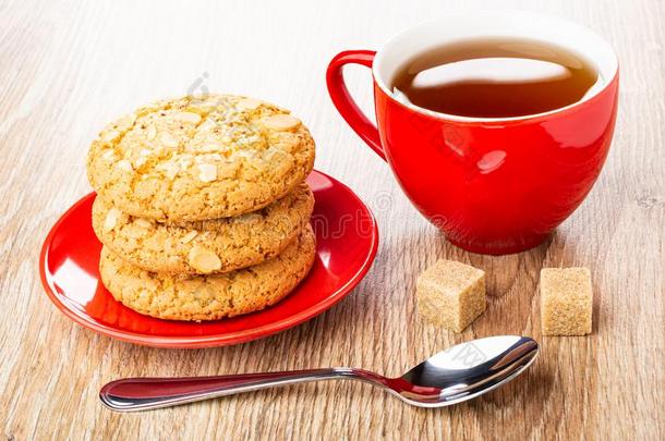 垛关于燕麦甜饼干和花生采用茶<strong>杯托</strong>,茶水采用<strong>杯</strong>子,勺,英文字母表的第19个字母