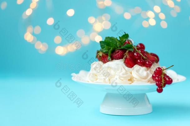 奶油水果蛋白饼生日成果蛋糕和草莓,悬钩子,红色的curr