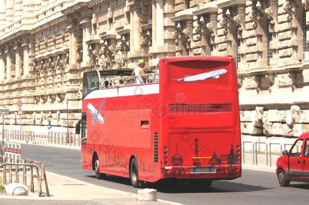 红色的旅行者公共汽车在外部屋顶和旅行者s同行的通过structure结构