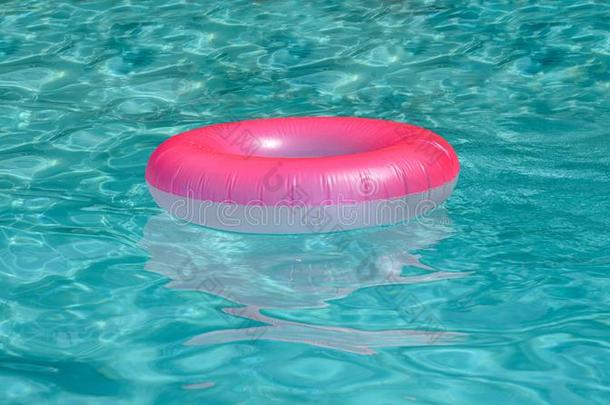 表面关于蓝色游泳水池和粉红色的浮标使充气