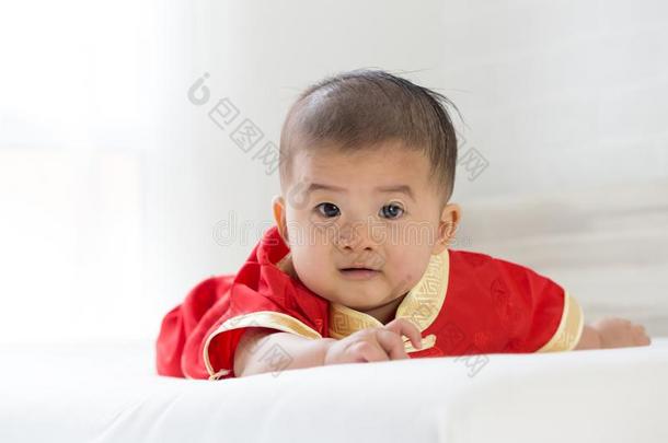 亚洲人婴儿男孩和传统的中国人全套装备.