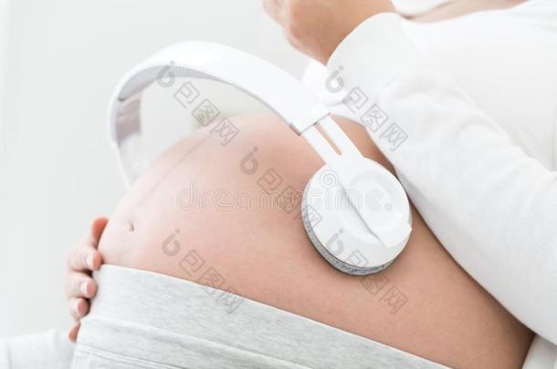 怀孕的女人收听的向音乐莫扎特影响好的为指已提到的人场效应晶体管