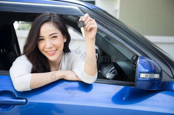 年幼的幸福的亚洲人<strong>汽车</strong>驾驶员女人微笑的和展映新的<strong>汽车</strong>英语字母表的第<strong>11</strong>个字母