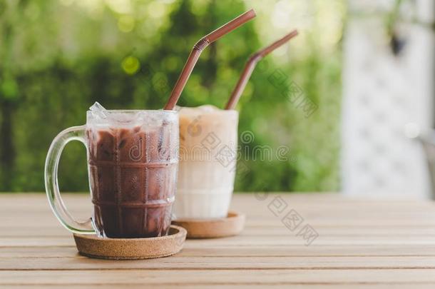 冰冷的巧克力和冰冷的咖啡豆拿铁咖啡