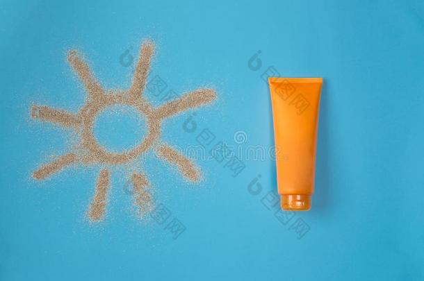 太阳疲惫的在旁边指已提到的人沙向蓝色背景.太阳screen向蓝色背