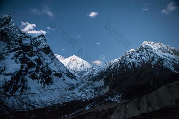 看法关于雪大量的山峰关于登上玛纳斯卢峰在的时候日出<strong>815</strong>6