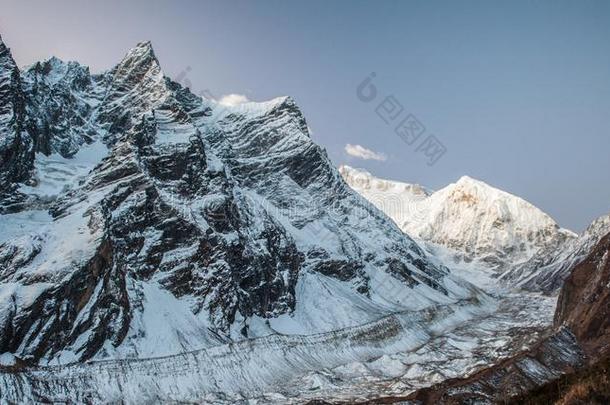 看法关于雪大量的山峰关于登上玛纳斯卢峰在的时候日出<strong>815</strong>6