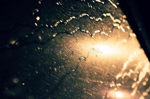 雨落下向窗,交通光在夜做焦外成像