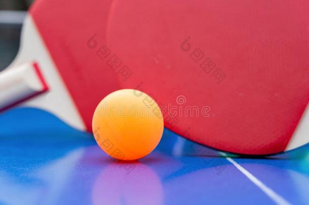乒乓球球拍pingp向g球拍和球和网向蓝色乒乓球
