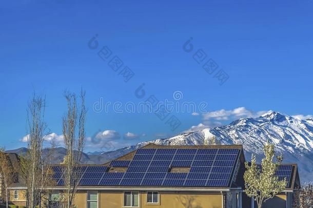 太阳的镶板安装向指已提到的人屋顶关于家反对下雪的莫泰