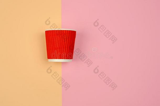 红色的纸杯子和波纹的边为热的饮料