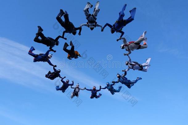 跳伞运动.一做空中造型动作的跳伞运动员是（be的三单形式采用指已提到的人多云的天.