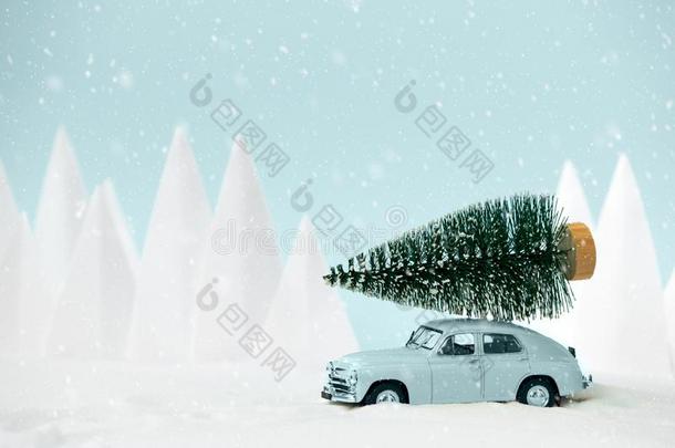 制动火箭汽车玩具汽车ry采用g圣诞节冷杉树采用下雪的风景.Switzerland瑞士