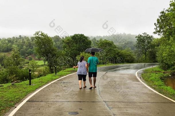 对步行手采用手在下面雨伞采用季风