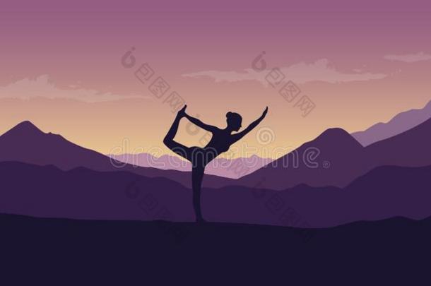 女人使瑜伽使摆姿势在美丽的紫色的山n在ure园艺