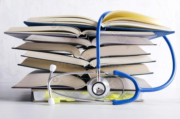医学的了解.桩关于敞开的书为医学的学生
