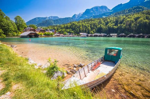 科尼斯西阿尔卑斯山的湖木制的村民海岸线和海滩看法
