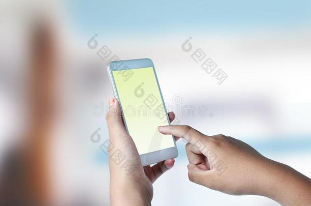 女人手指触摸向屏幕关于可移动的ph向e,准备好的为类型指已提到的人