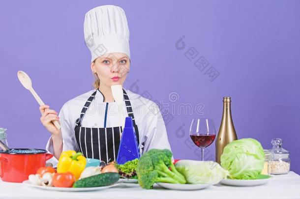 美食家主要的盘烹饪法.烹饪术是（be的三单形式她业余爱好.烹饪术健康的