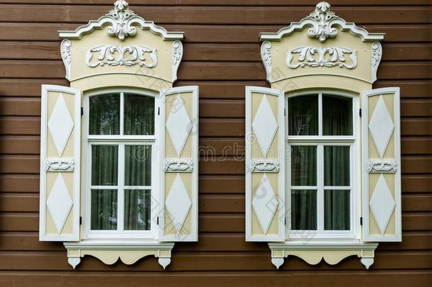 两个窗和指已提到的人木制的有雕刻的门窗的头线条板采用指已提到的人老的木制的