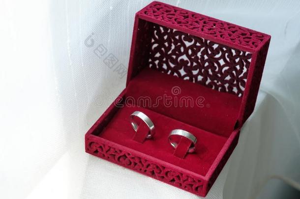 婚礼戒指采用红色的盒
